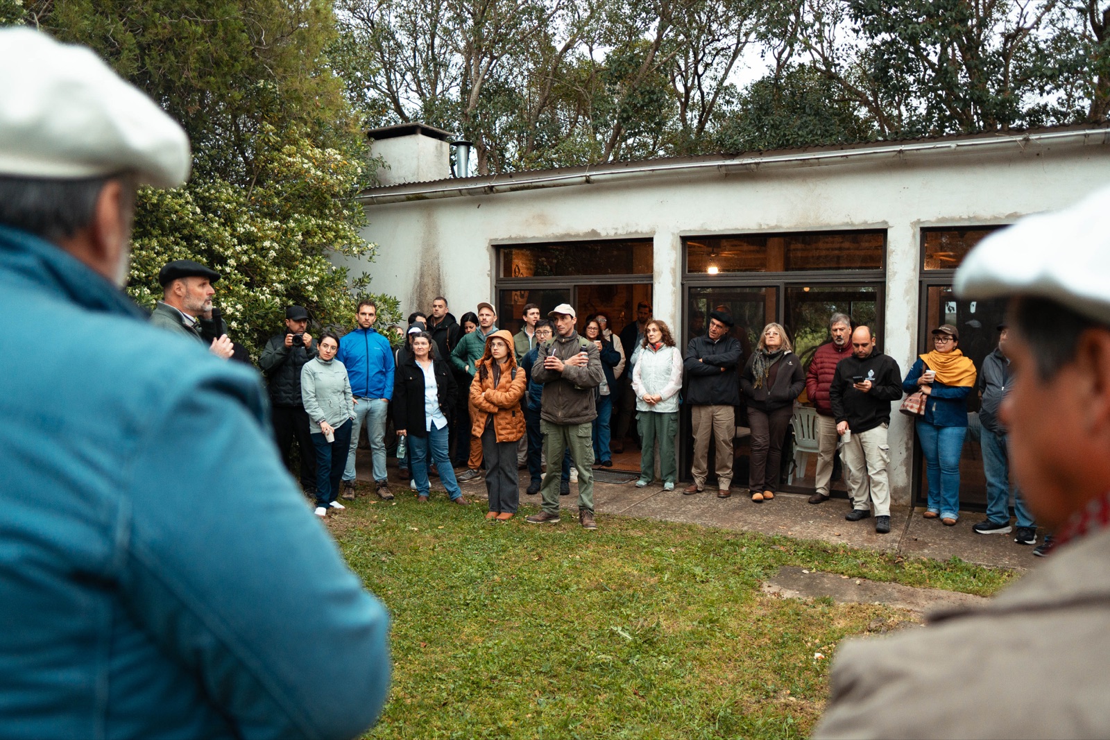 Participantes reunidos durante la jornada de campo