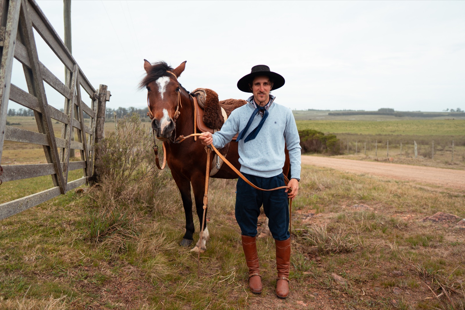 Productor junto a su caballo durante la salida de campo