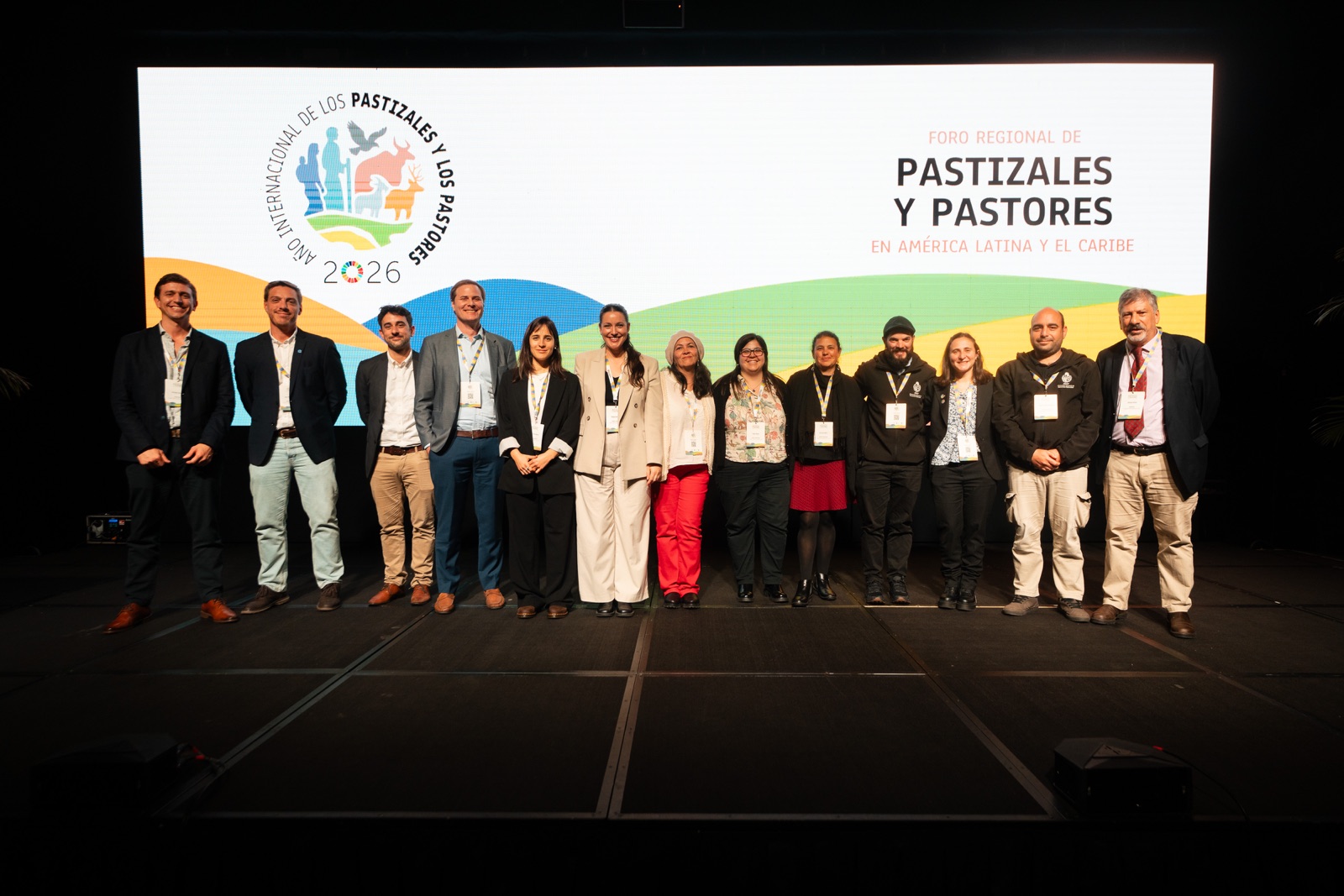 Foto grupal de participantes y autoridades sobre el escenario