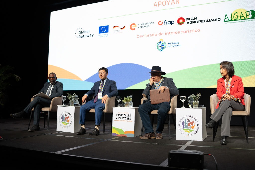 Autoridades y representantes durante el panel de apertura del Foro Regional